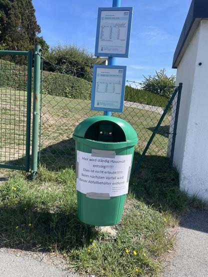 Mülleimer mit Hinweis: Hier wird ständig Hausmüll entsorgt!!!!! Dies ist nicht erlaubt!!!!! Beim nächsten Vorfall wird dieser Abfallbehälter entfernt! Straßenreinigung Bauhof Passau
