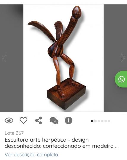 Foto de um site de leilão em que encontra-se a venda uma escultura em madeira de um caralho com asas e dois pés.
