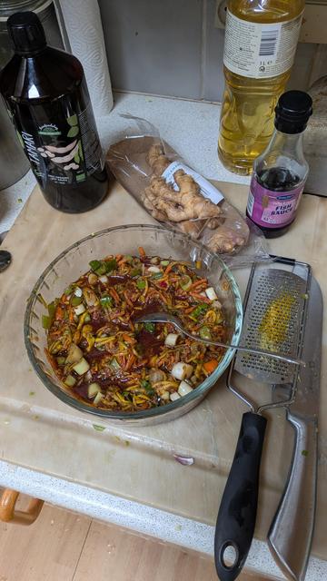 Photo of the next step: a glass bowl with the saucy ingredients for the kimchi. Soy sauce, ginger, garlic, carrots, sliced pumpkin, spring onions, chili, lots of chili...
