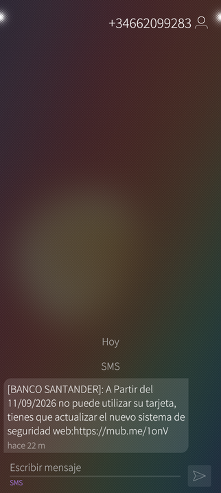 Se ve un texto de un SMS de, supuestamente, el Banco de Santander con un aviso de que una supuesta tarjeta va a quedar anulada y que entre en un dominio que no se parece en nada con las siglas del banco ese de mierda ni nada. Vamos, que no le han puesto nada de interés