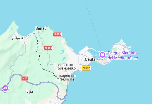 Se ve una captura de pantalla de Google Maps en la que sale la ciudad autónoma de Ceuta y en la que la frontera entre ésta y Marruecos se muestra con una línea discontinua en lugar de con una contínua como corresponde a las fronteras oficialmente reconocidas.