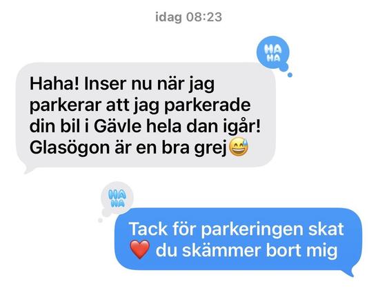 Skärmdump från sms-konversation. Den ena berättar att den parkerat den andres bil i sin parkeringsapp och den andre tackar för omtanken